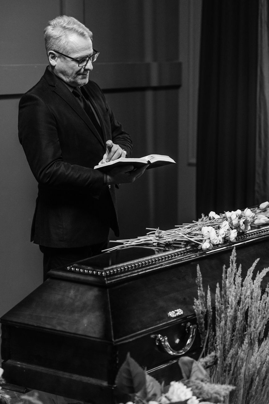 Zakład pogrzebowy Naramowice | Pogrzeby | Nekrologi | Trumny i urny zakład pogrzebowy naramowice, usługi pogrzebowe naramowice, pogrzeby naramowice, krematorium, ceremonie pogrzebowe, prosektorium, kremacja, trumny, urny, przechowanie w chłodni, nekrologi, klepsydry, ekshumacje, grobowce, prace cmentarne, usługi cmentarne, finansowanie pogrzebu